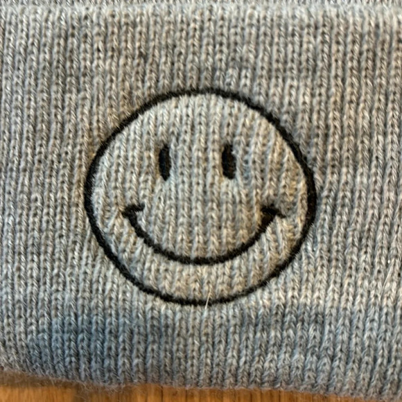 Vinnie Louise Beanie Hat Knit Smiley Face Grey NWT - Picture 2 of 5